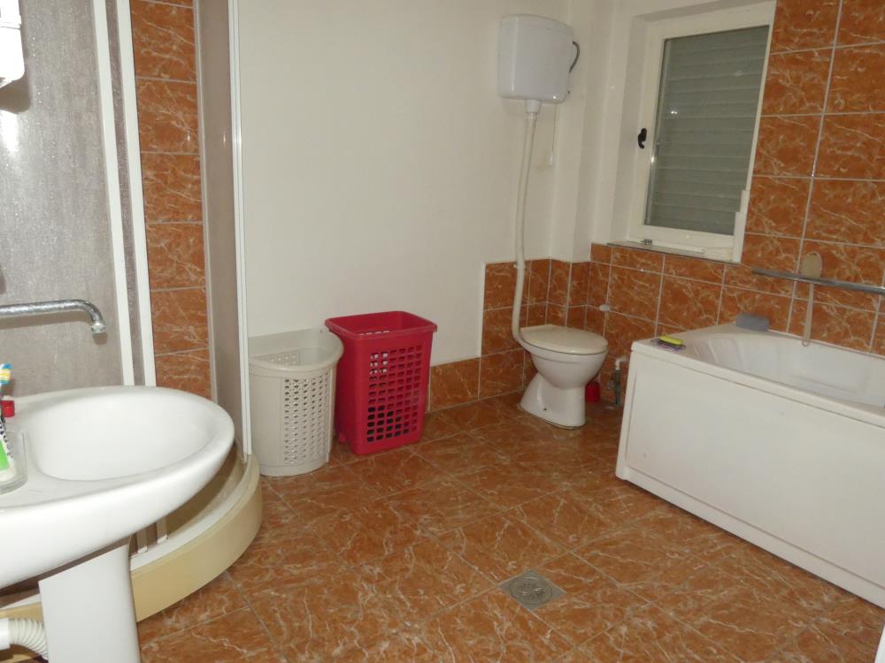 Odlična kuća u mirnom delu grada 12