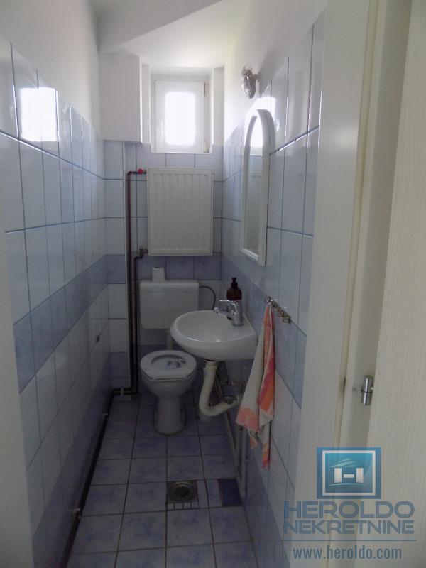 Polunamešten poslovni objekat - 100m2 10