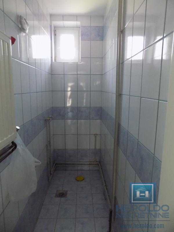 Polunamešten poslovni objekat - 100m2 11