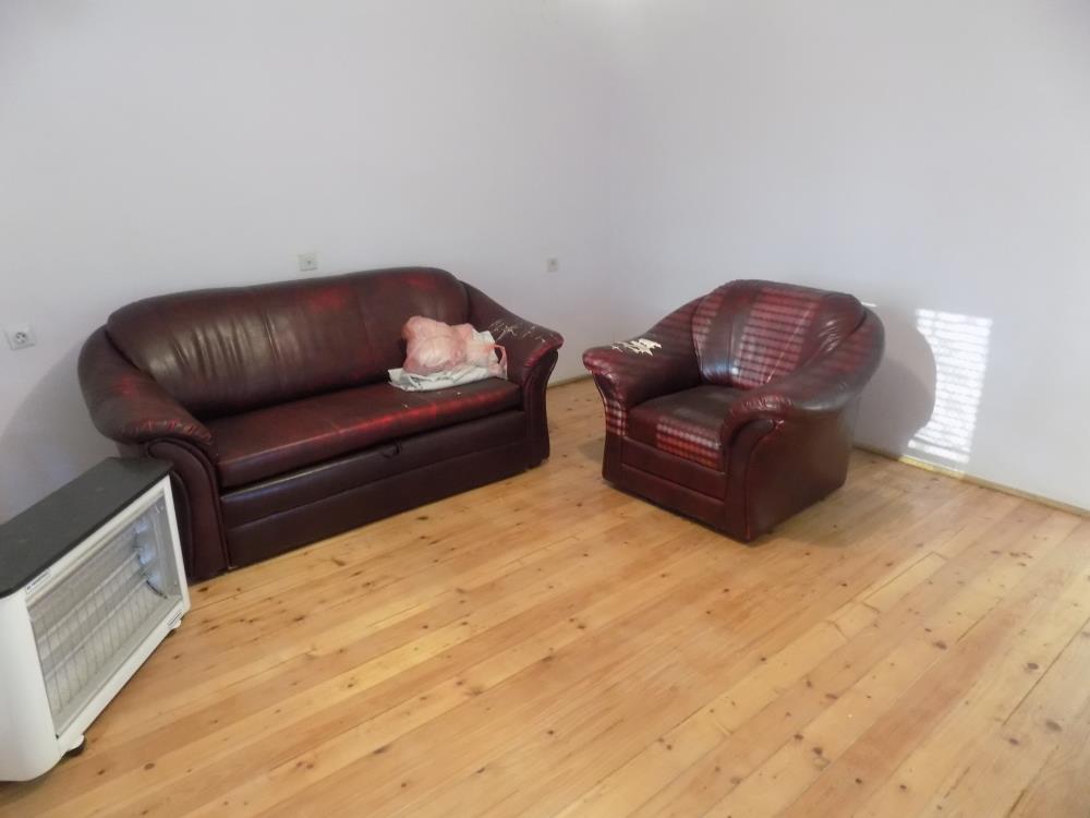 Polurenovirana, useljiva kuća 10