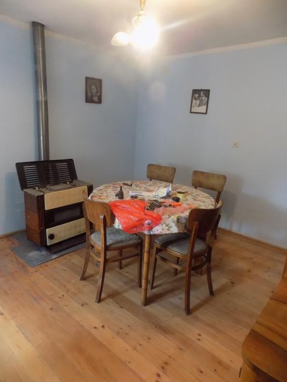 Polurenovirana, useljiva kuća 12