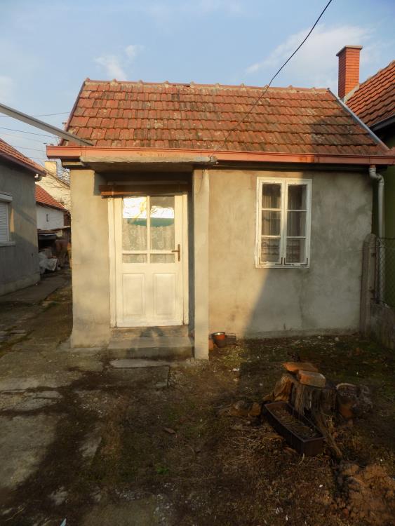 Polurenovirana, useljiva kuća 7