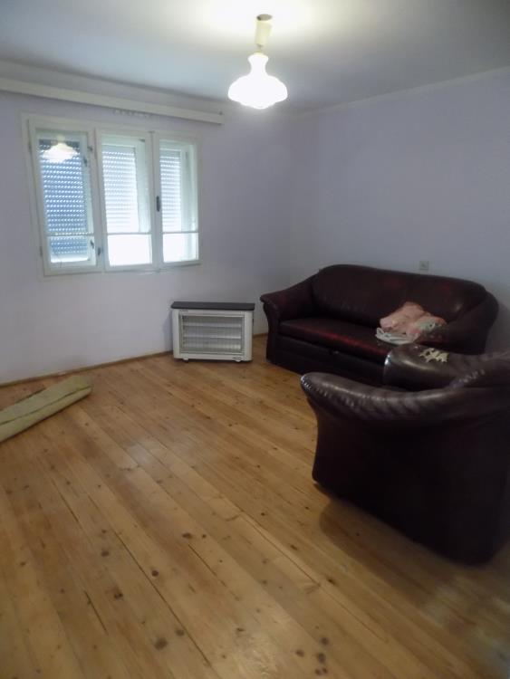 Polurenovirana, useljiva kuća 8