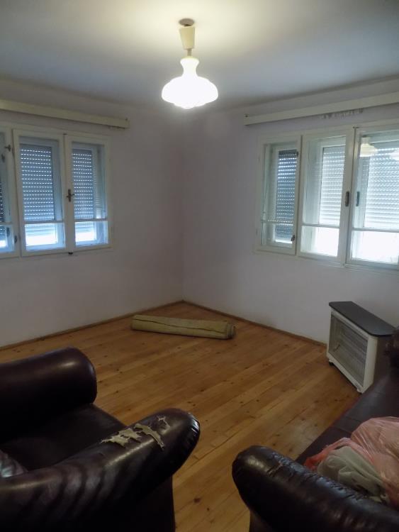 Polurenovirana, useljiva kuća 9