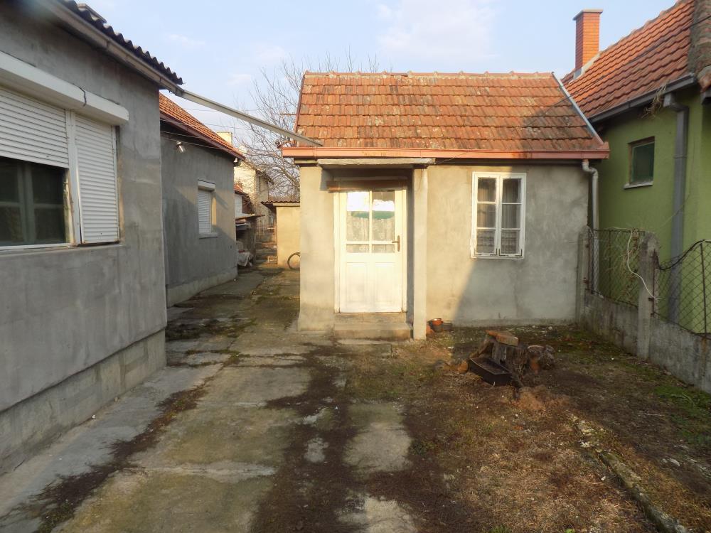 Polurenovirana, useljiva kuća 2