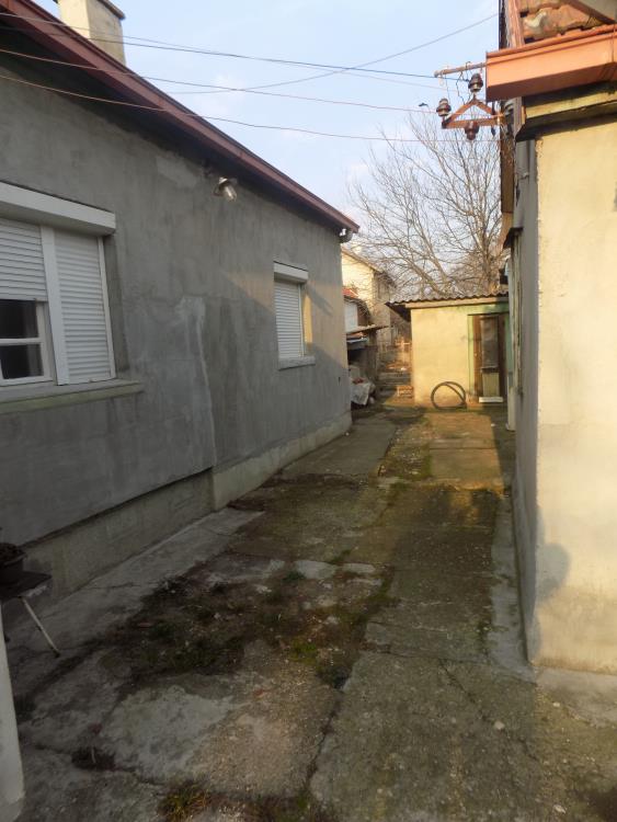 Polurenovirana, useljiva kuća 3