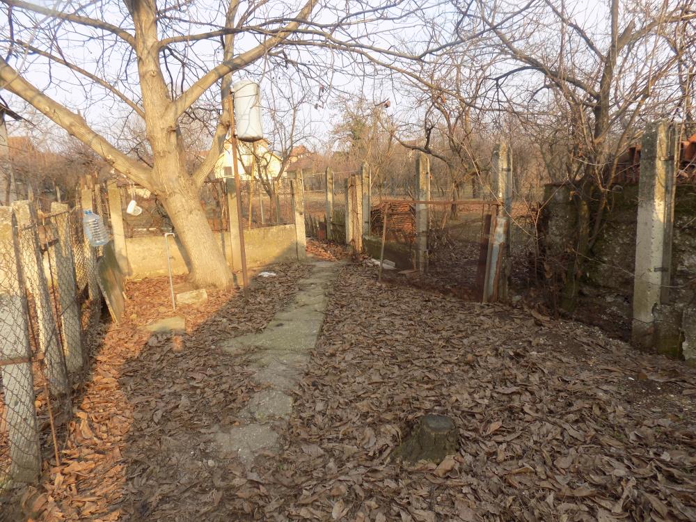 Polurenovirana, useljiva kuća 4