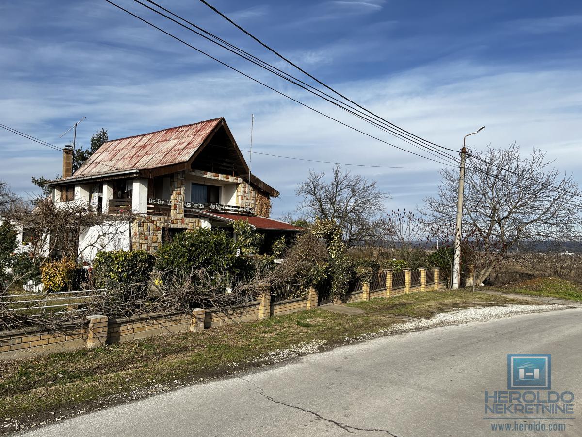 Porodična kuća sa prostranim placem i odličnim položajem 2