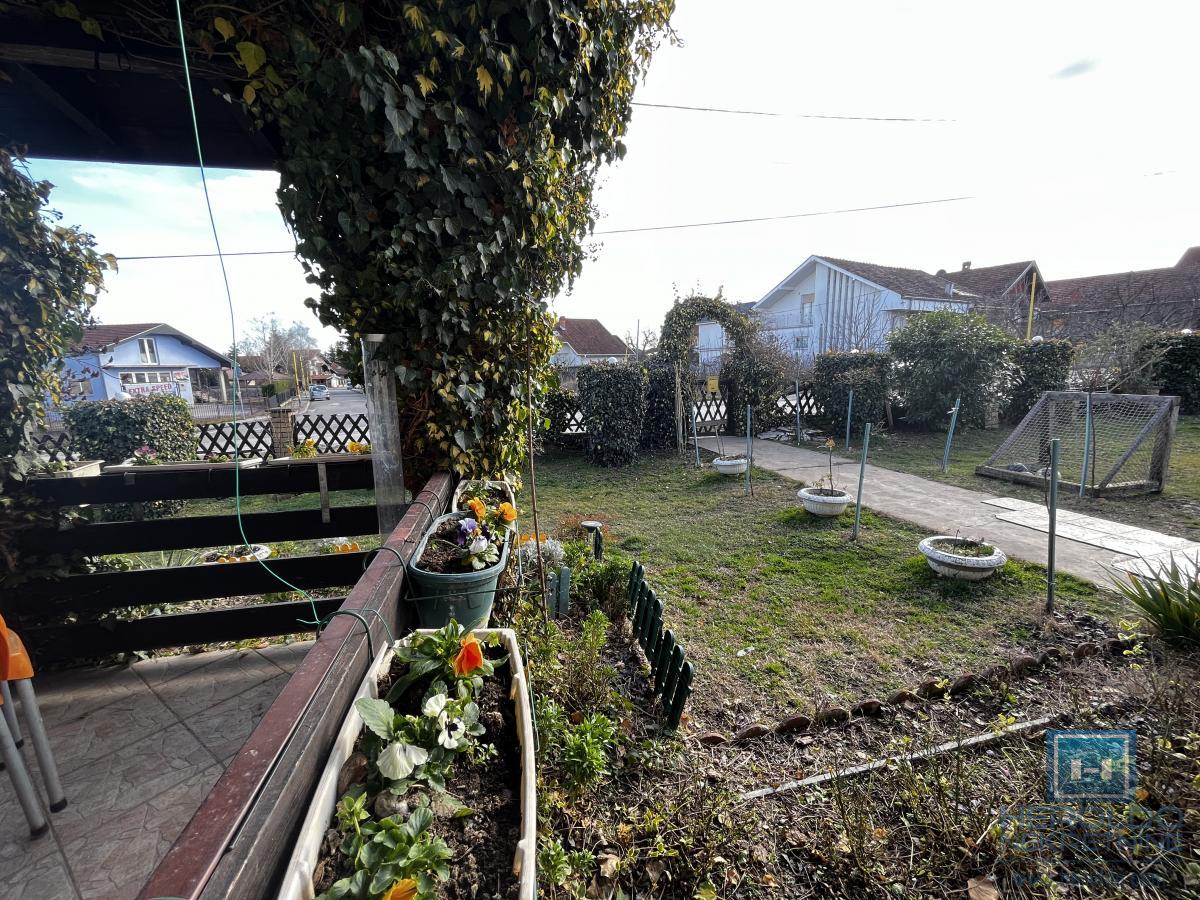 Porodična kuća sa prostranim placem i odličnim položajem 14