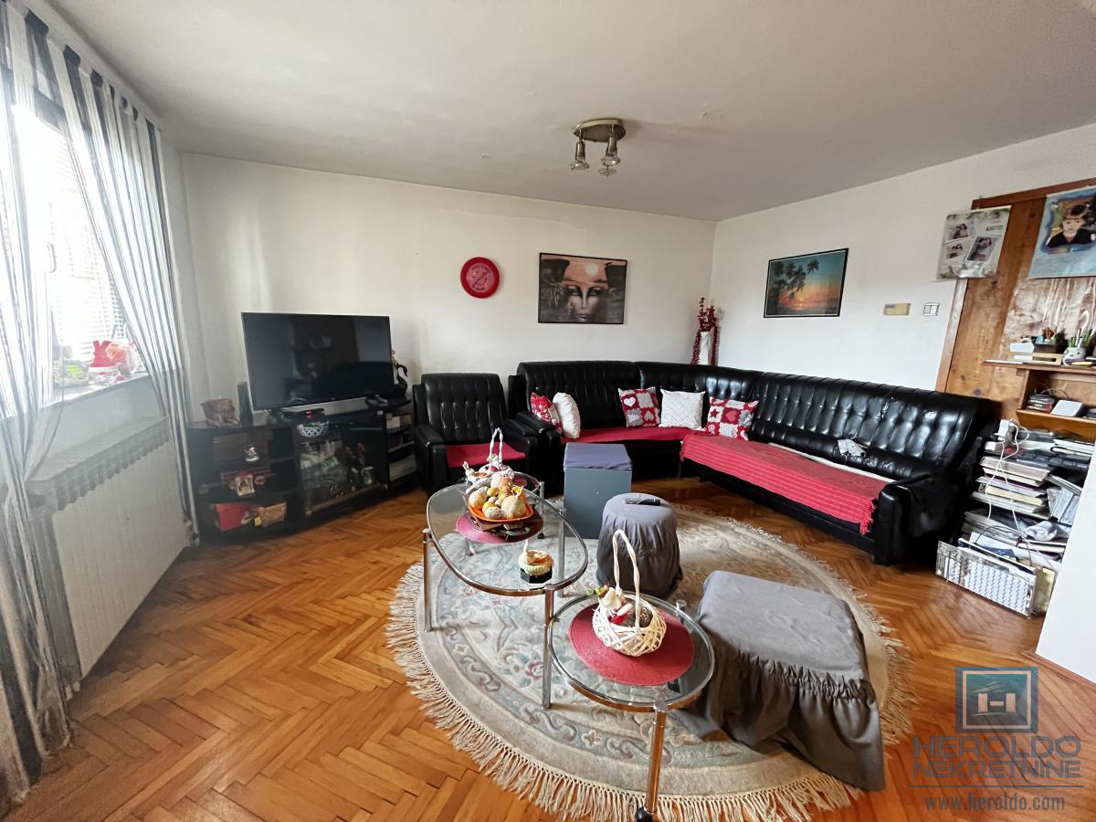 Porodična kuća sa prostranim placem i odličnim položajem 15