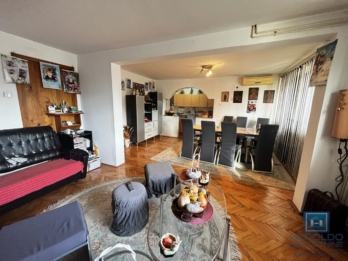 Porodična kuća sa prostranim placem i odličnim položajem 16