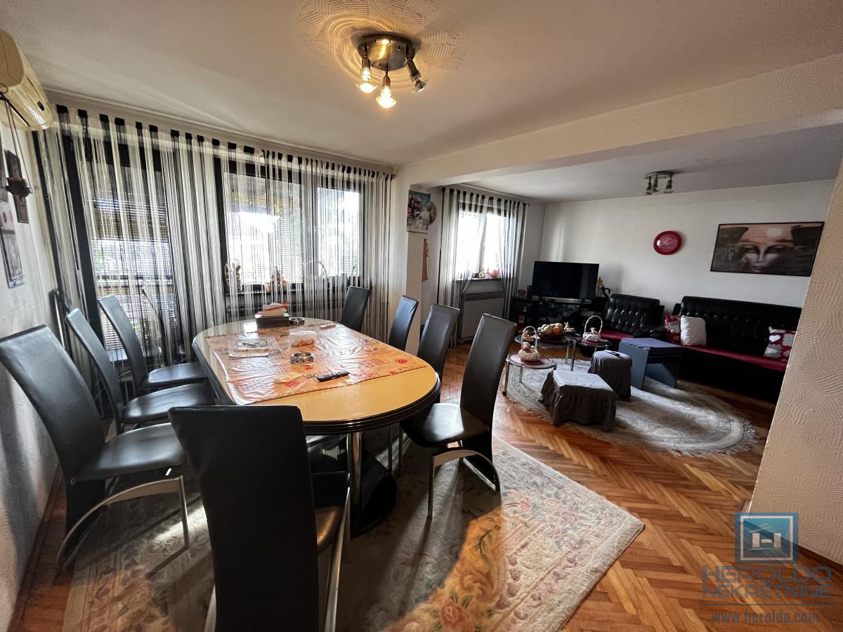 Porodična kuća sa prostranim placem i odličnim položajem 17