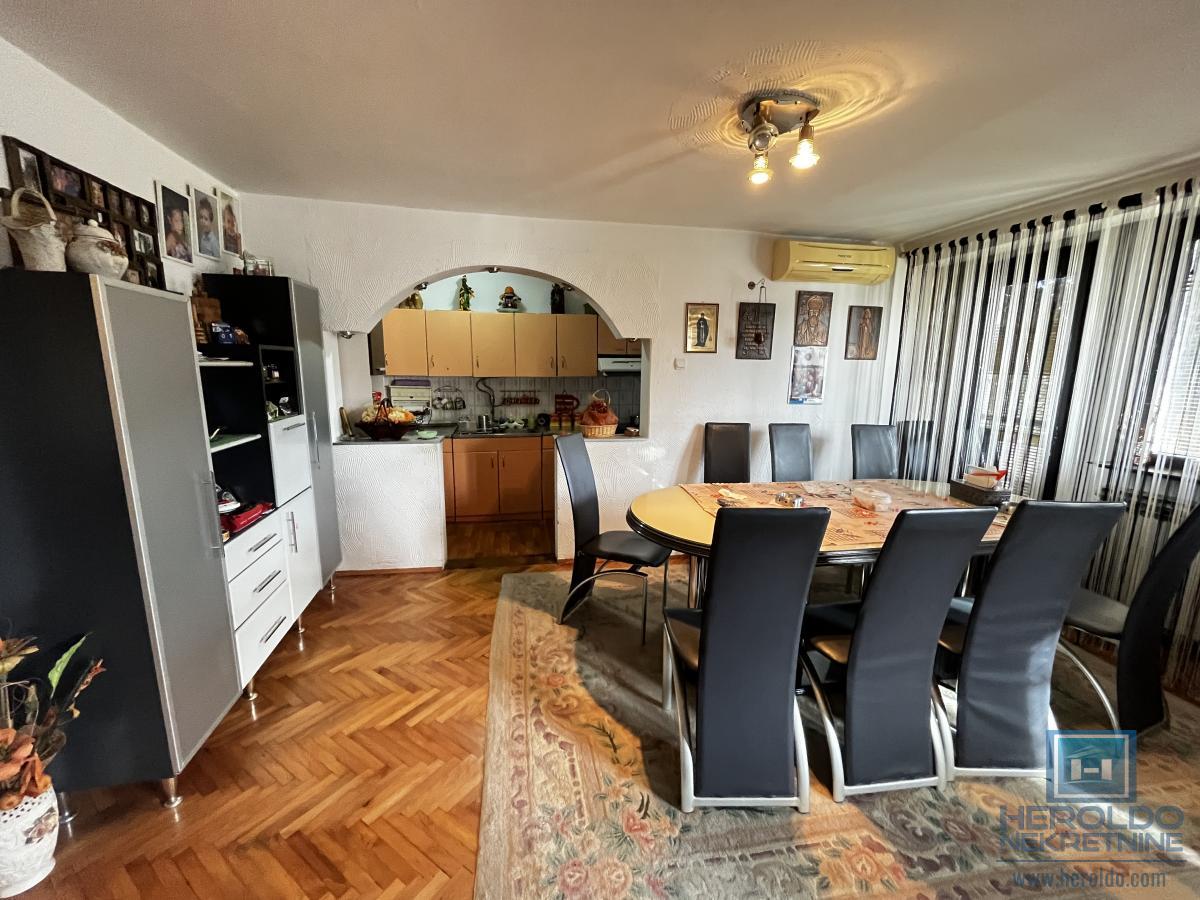 Porodična kuća sa prostranim placem i odličnim položajem 18