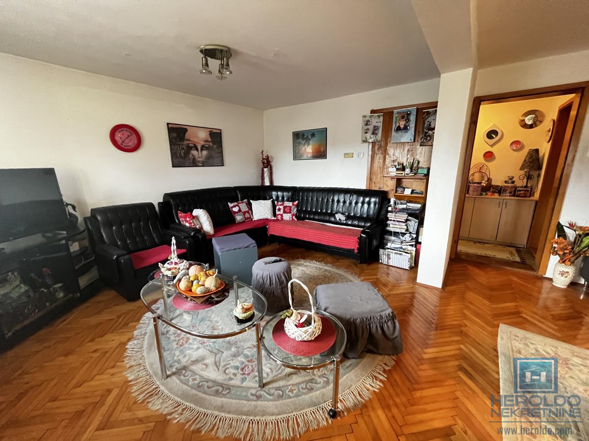 Porodična kuća sa prostranim placem i odličnim položajem 19