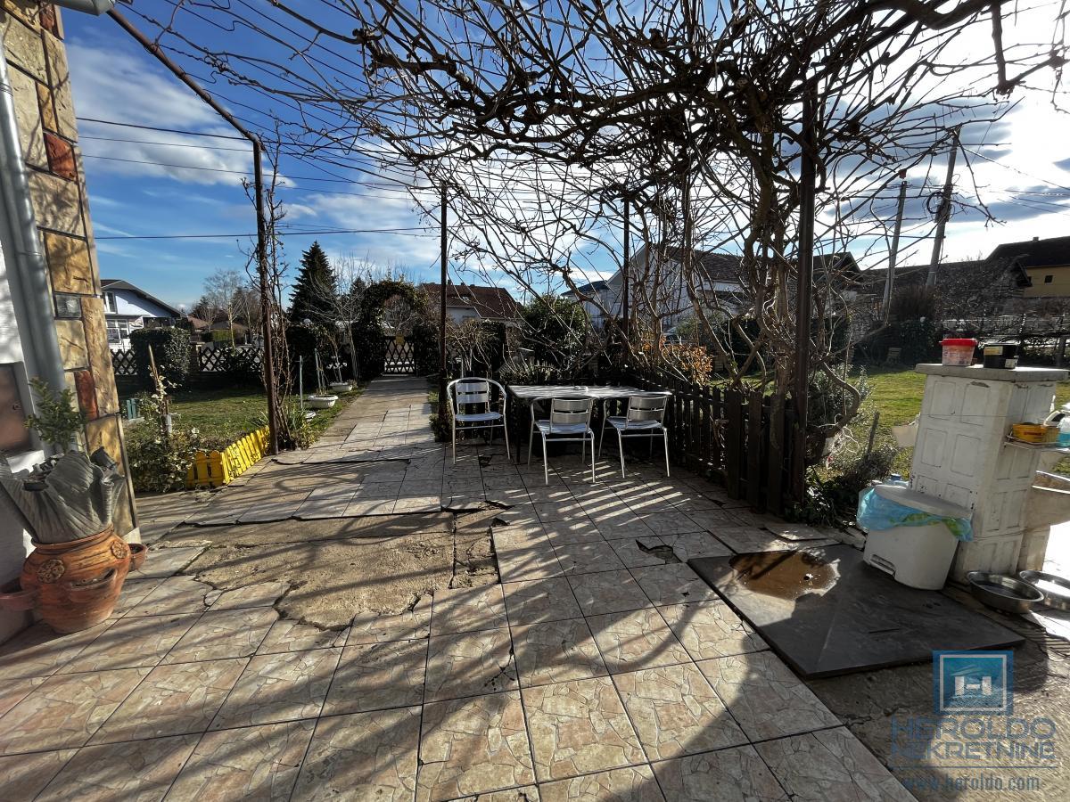 Porodična kuća sa prostranim placem i odličnim položajem 10