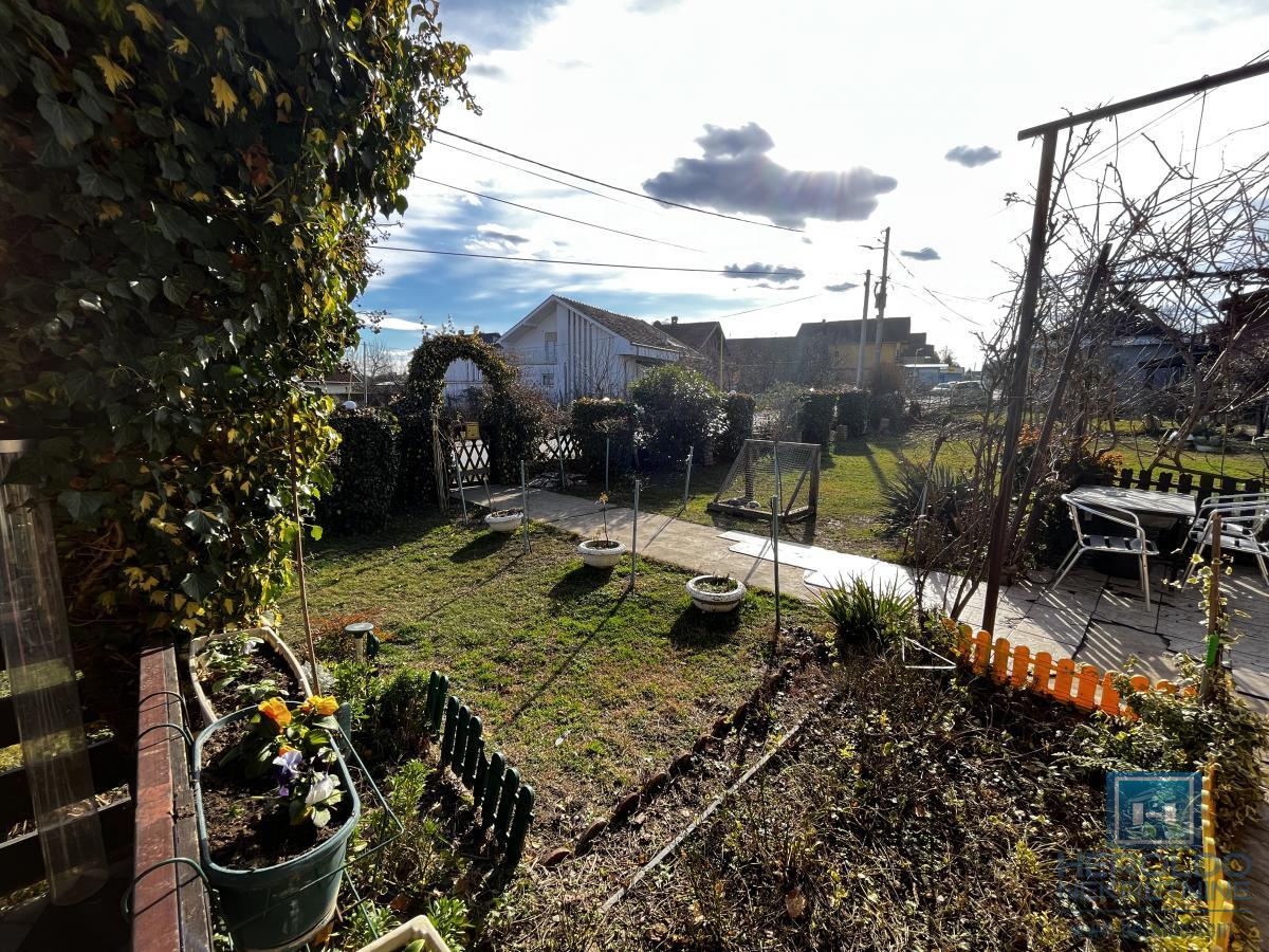 Porodična kuća sa prostranim placem i odličnim položajem 11