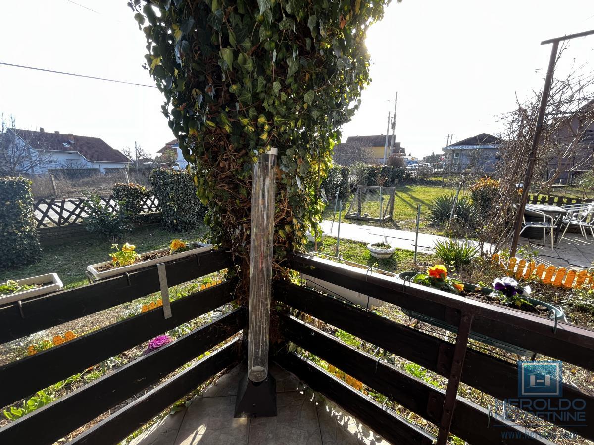 Porodična kuća sa prostranim placem i odličnim položajem 12