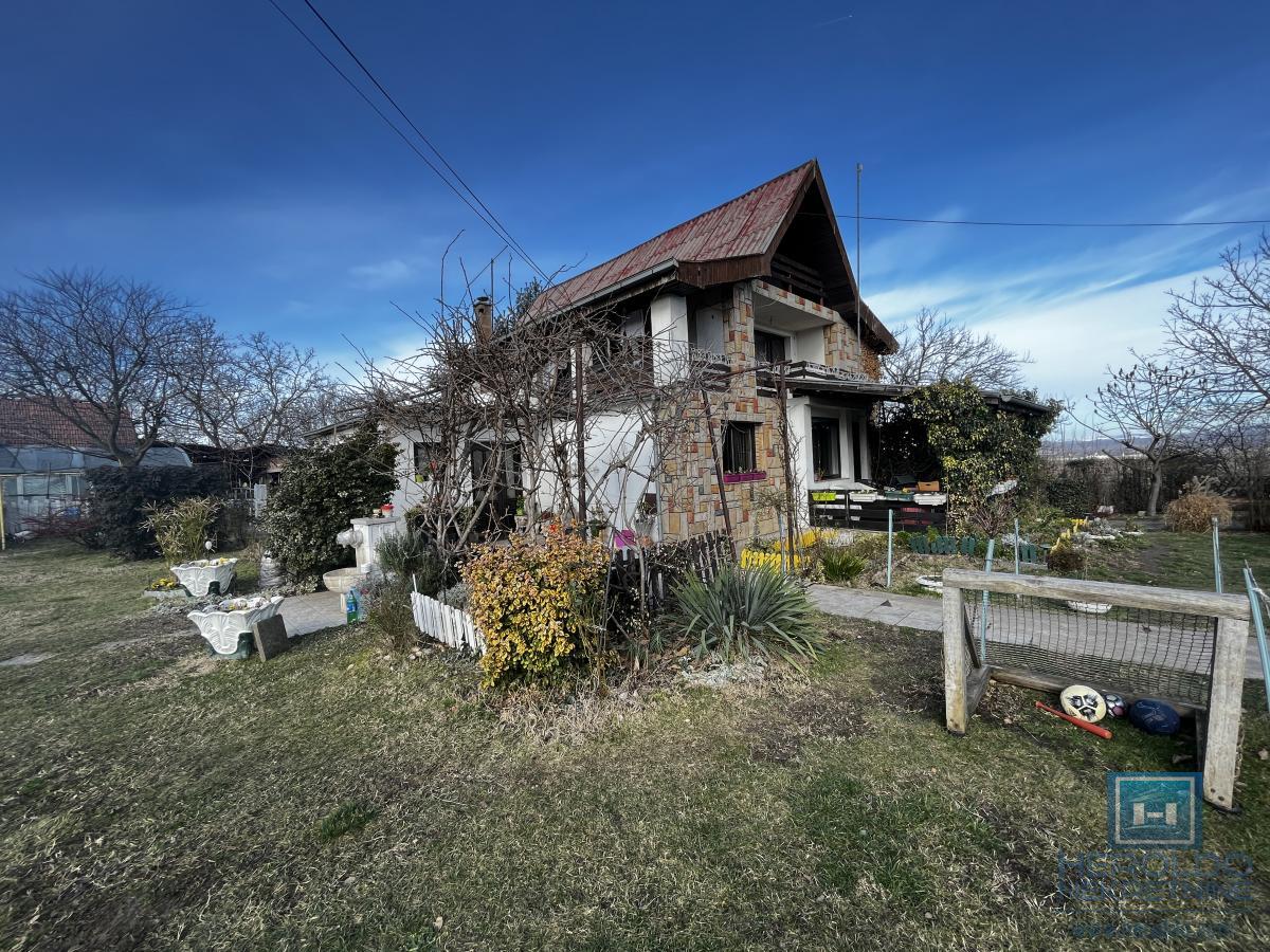 Porodična kuća sa prostranim placem i odličnim položajem 13