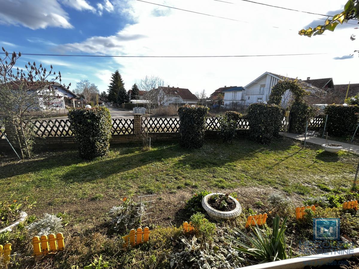 Porodična kuća sa prostranim placem i odličnim položajem 9