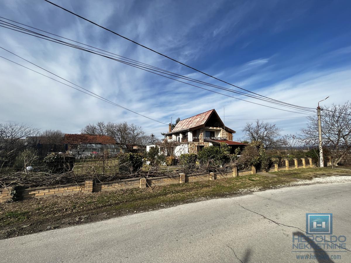 Porodična kuća sa prostranim placem i odličnim položajem 3