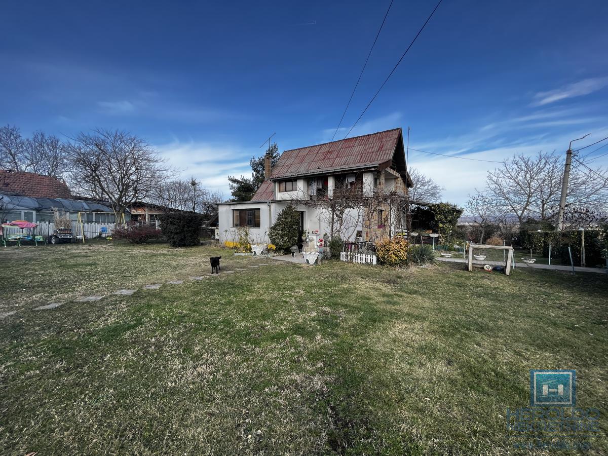 Porodična kuća sa prostranim placem i odličnim položajem 5