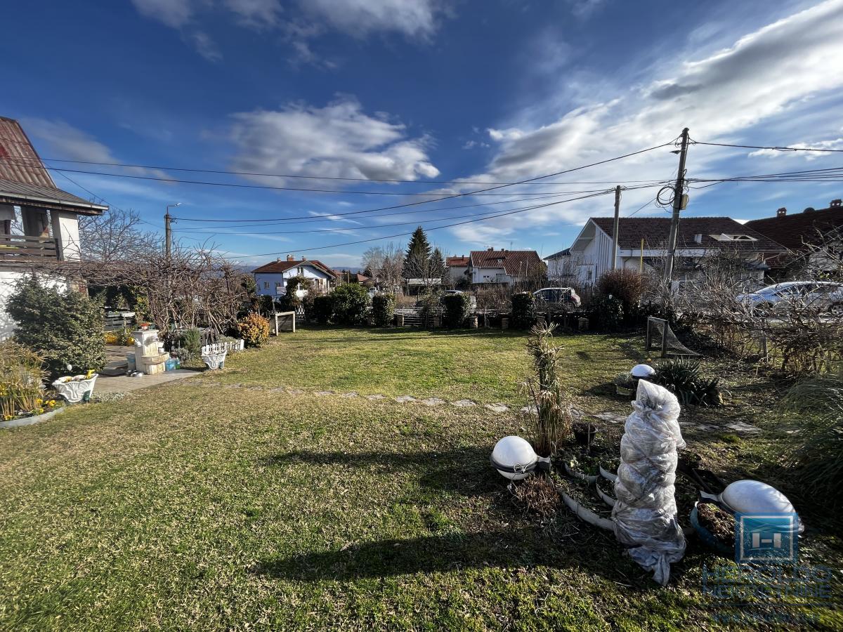 Porodična kuća sa prostranim placem i odličnim položajem 7