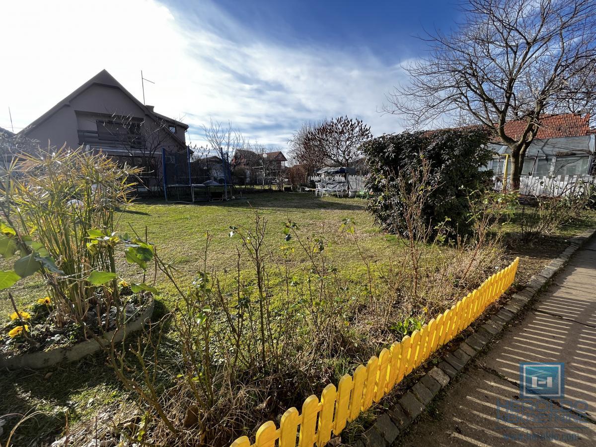 Porodična kuća sa prostranim placem i odličnim položajem 8