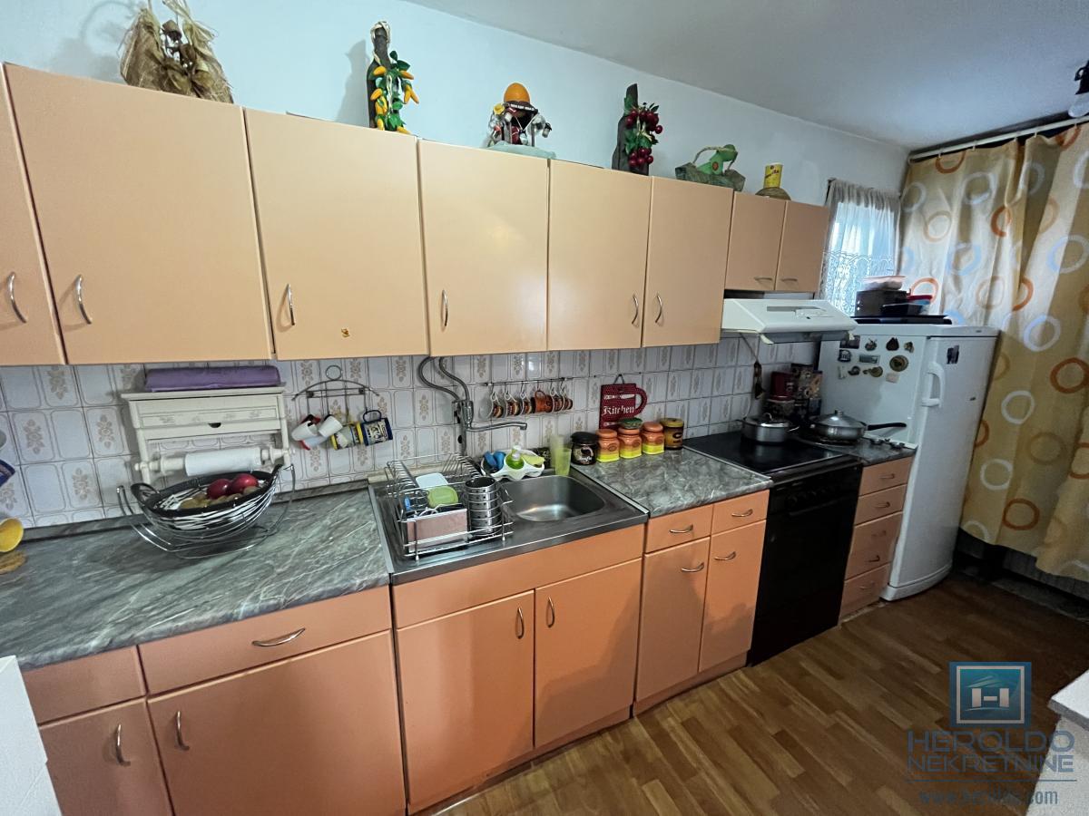 Porodična kuća sa prostranim placem i odličnim položajem 20