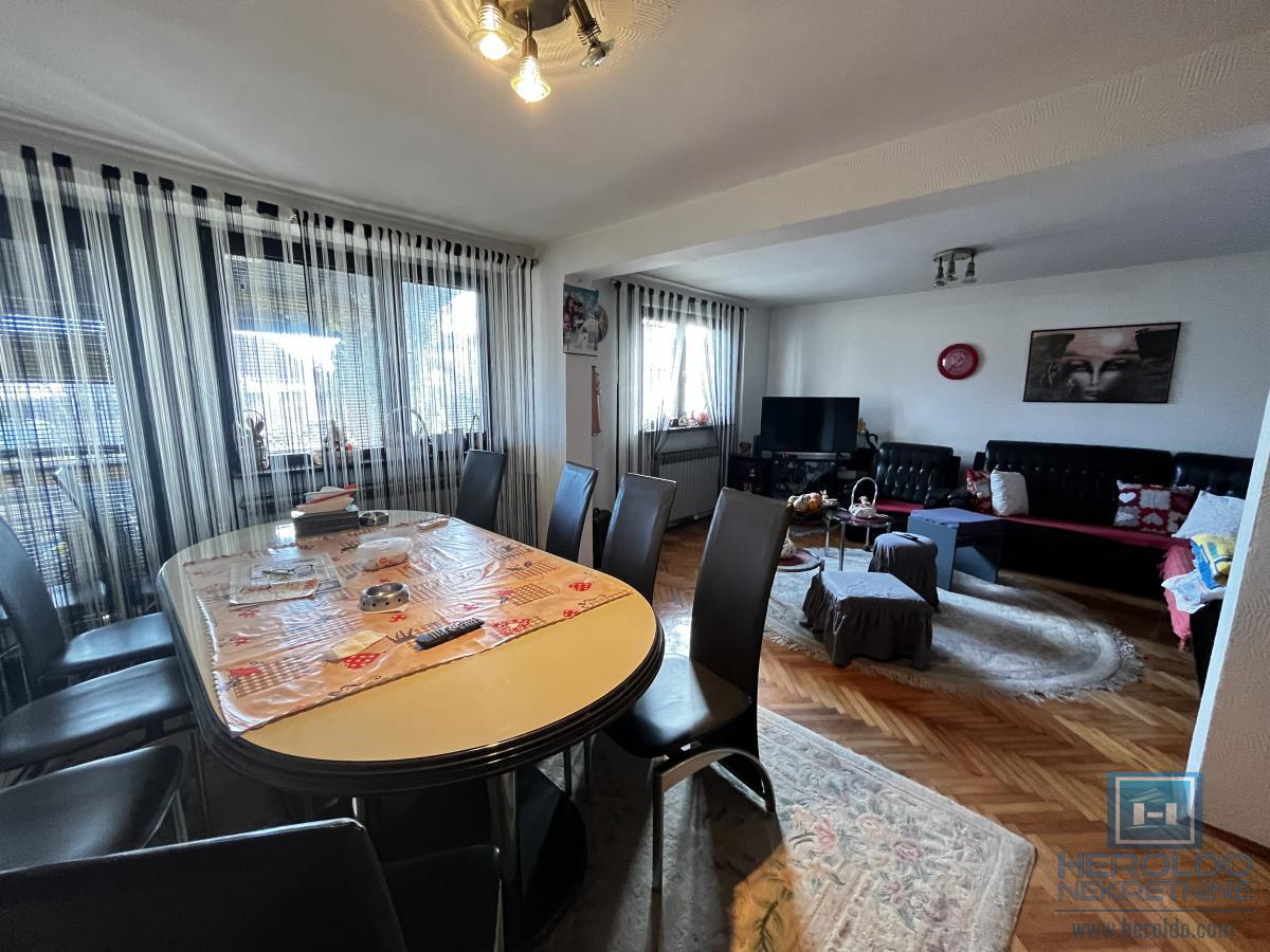 Porodična kuća sa prostranim placem i odličnim položajem 21