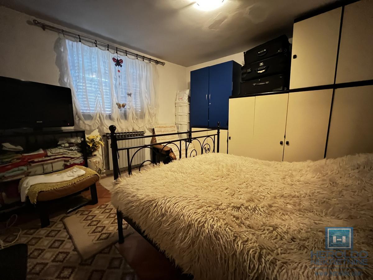 Porodična kuća sa prostranim placem i odličnim položajem 22