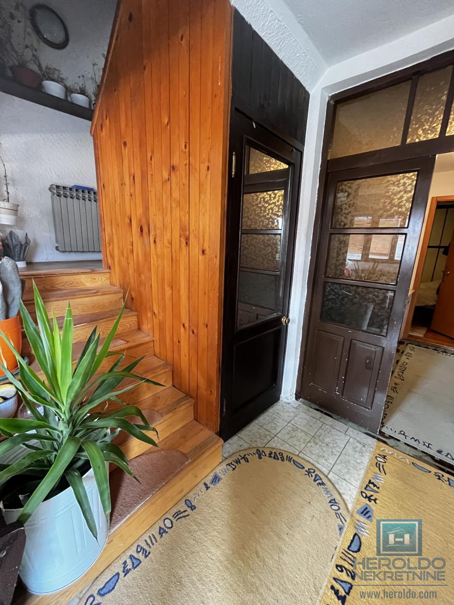 Porodična kuća sa prostranim placem i odličnim položajem 23