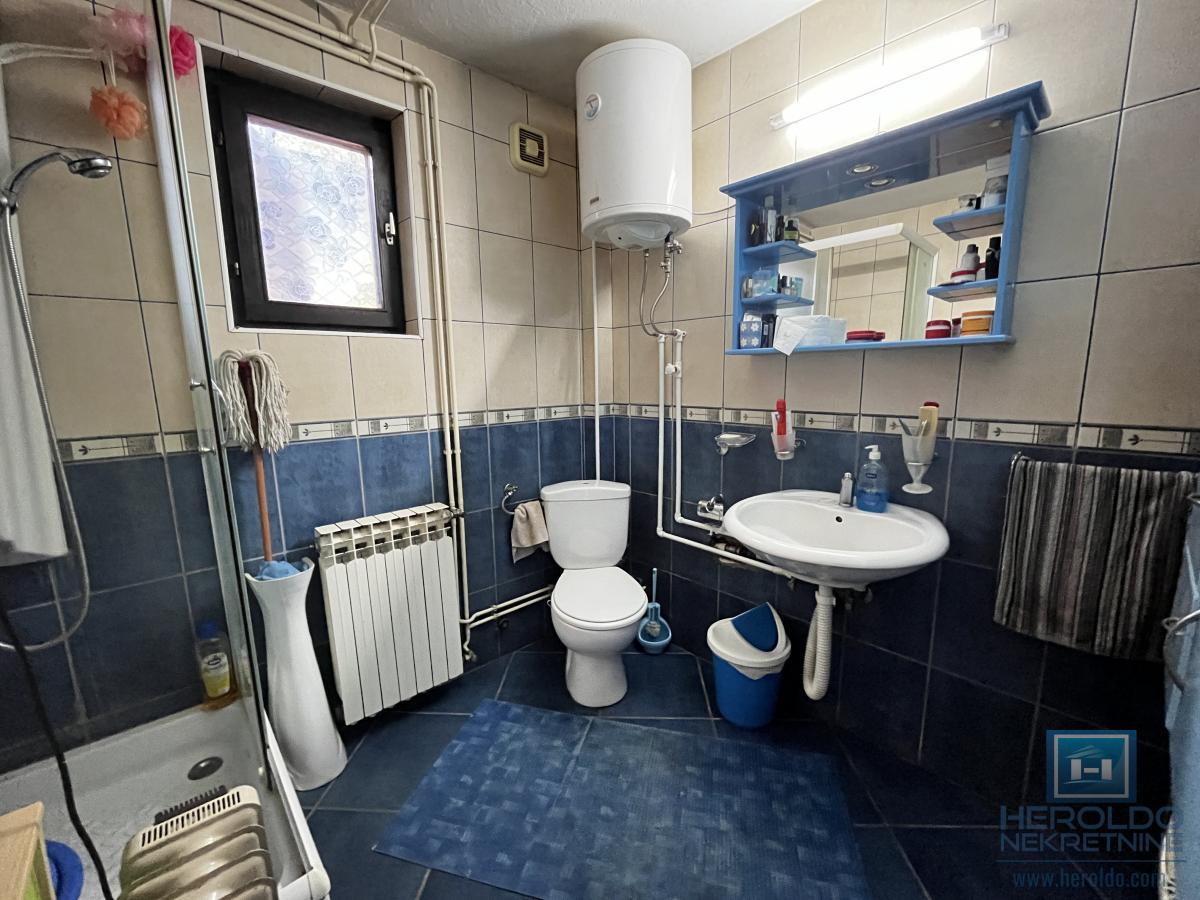 Porodična kuća sa prostranim placem i odličnim položajem 24