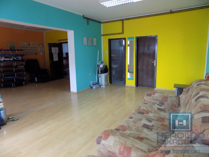 Poslovni objekat na ulazu  u Ćupriju 4