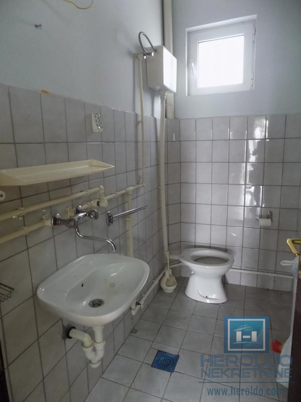 Poslovni objekat na ulazu  u Ćupriju 5