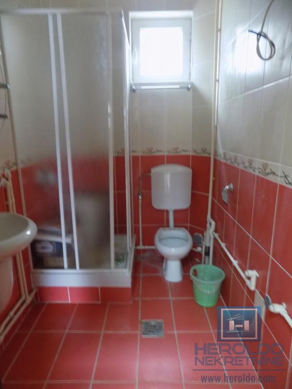 Poslovni objekat na ulazu  u Ćupriju 7