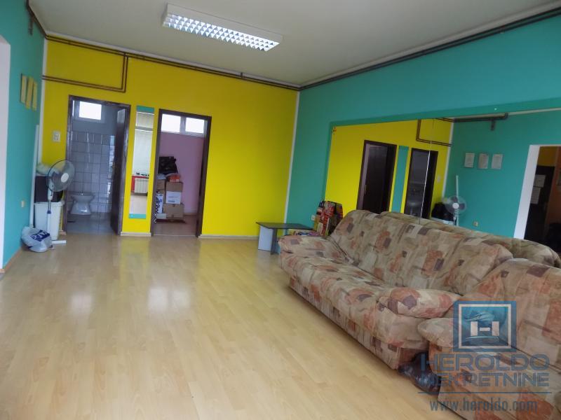 Poslovni objekat na ulazu  u Ćupriju 10