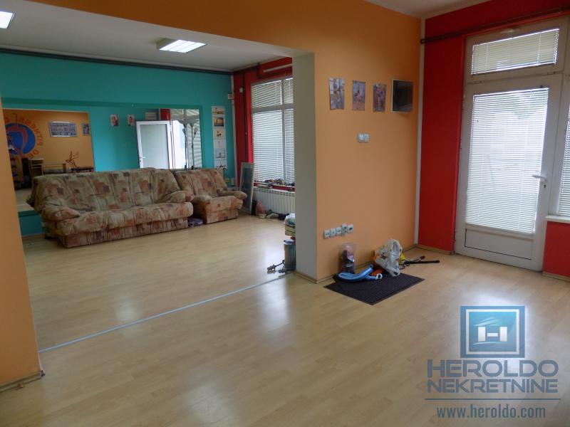 Poslovni objekat na ulazu  u Ćupriju 9