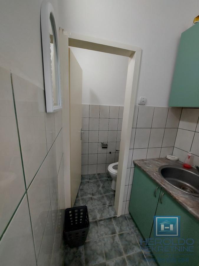 Poslovni prostor od 54m2 za izdavanje u centru 10