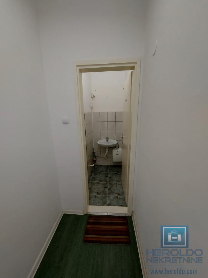 Poslovni prostor od 54m2 za izdavanje u centru 11