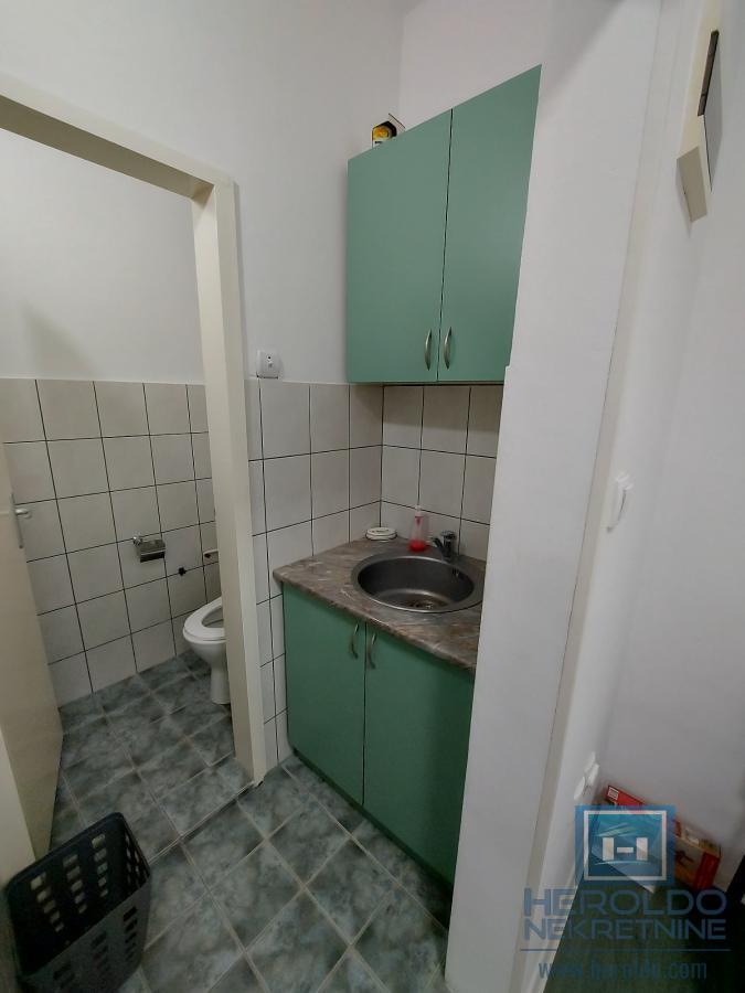 Poslovni prostor od 54m2 za izdavanje u centru 9