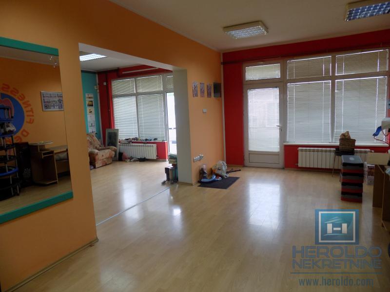 Poslovno stambeni objekat na ulazu  u Ćupriju 8