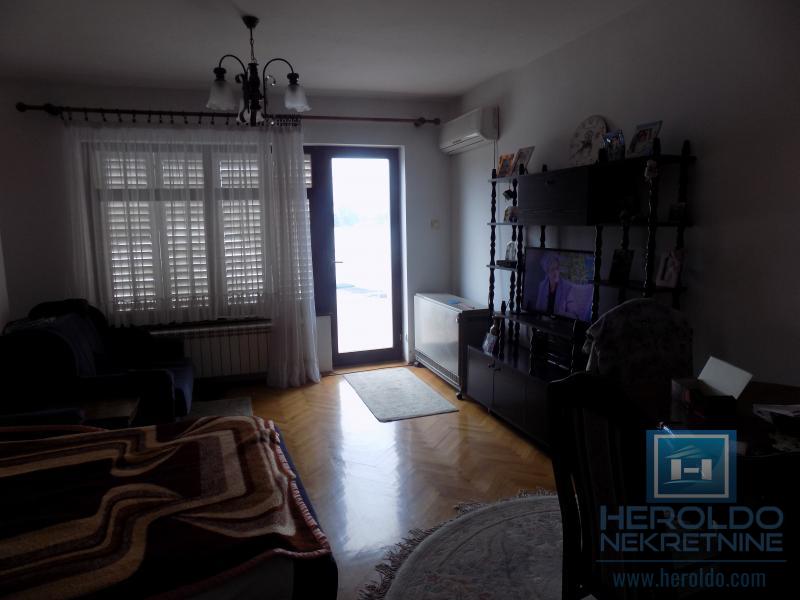 Poslovno stambeni objekat na ulazu  u Ćupriju 17