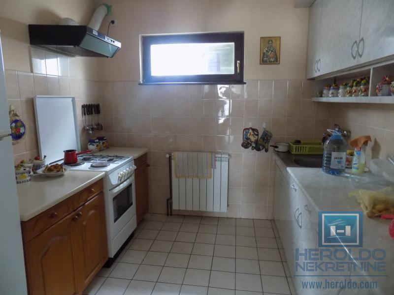 Poslovno stambeni objekat na ulazu  u Ćupriju 18