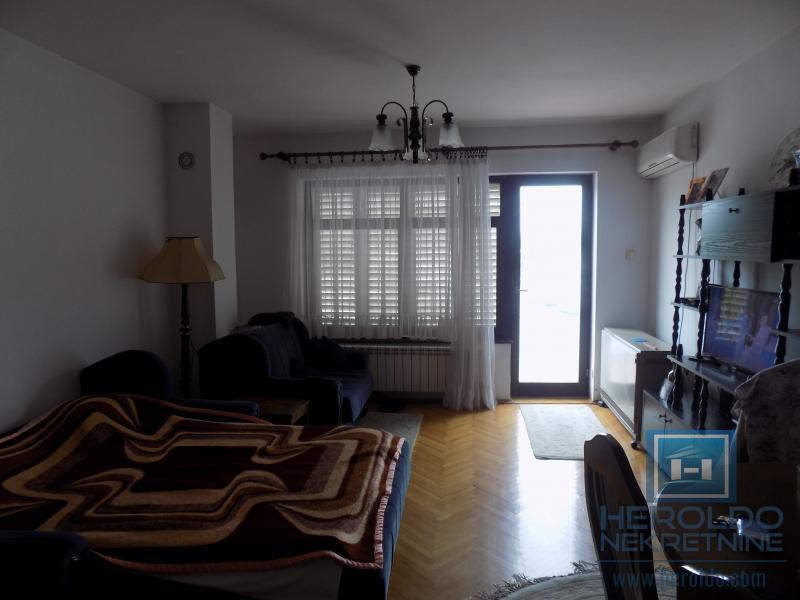 Poslovno stambeni objekat na ulazu  u Ćupriju 19