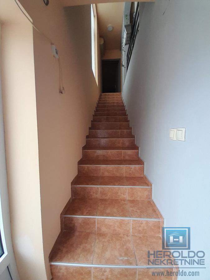 Prelepa kuca u mirnom delu grada 8