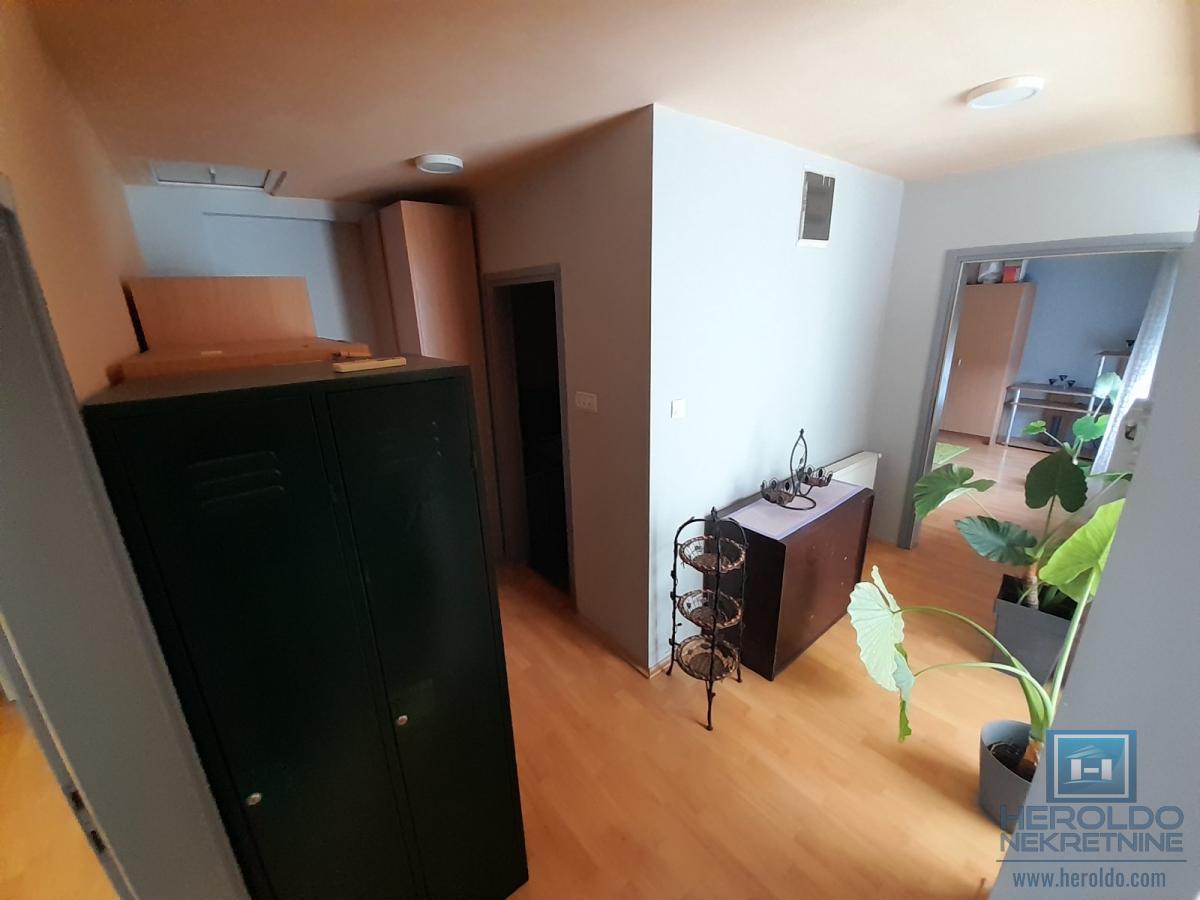 Prelepa kuca u mirnom delu grada 9