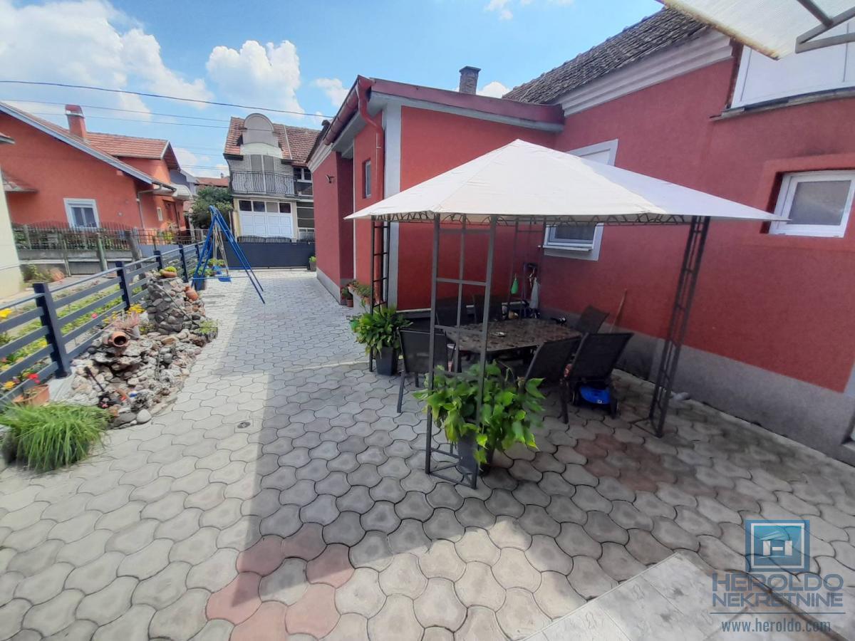 Prelepa kuca u mirnom delu grada 21