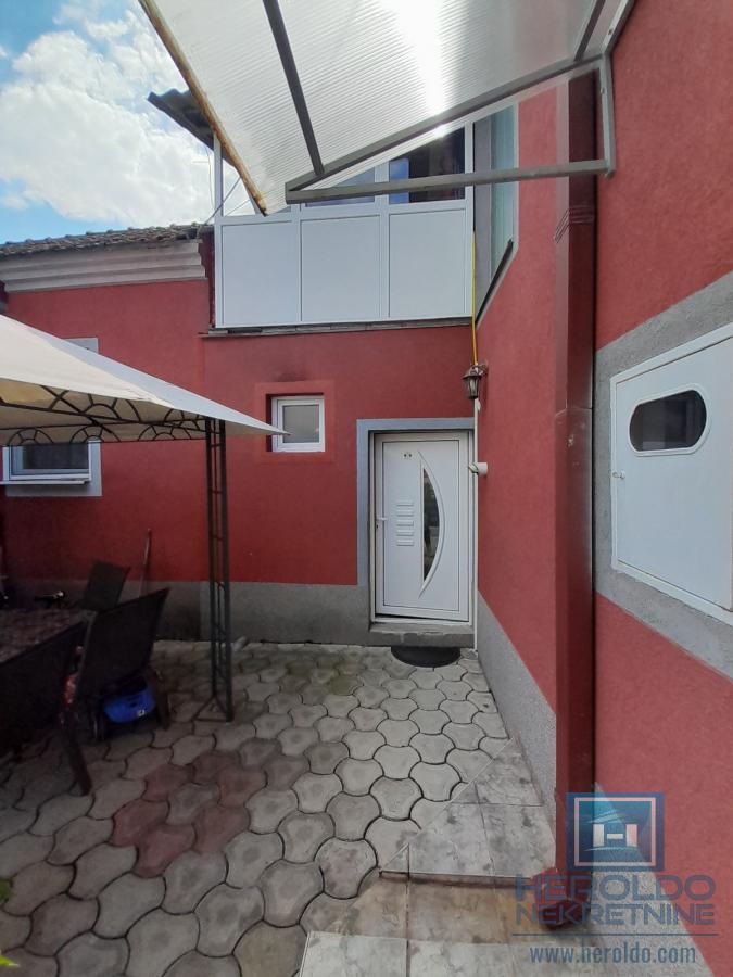 Prelepa kuca u mirnom delu grada 22