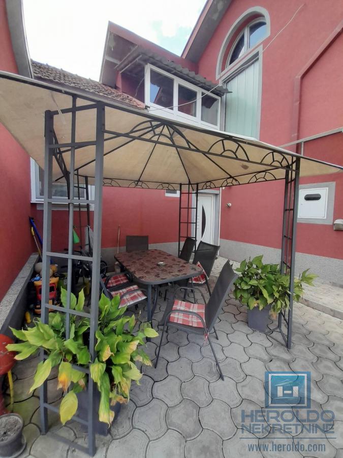 Prelepa kuca u mirnom delu grada 23