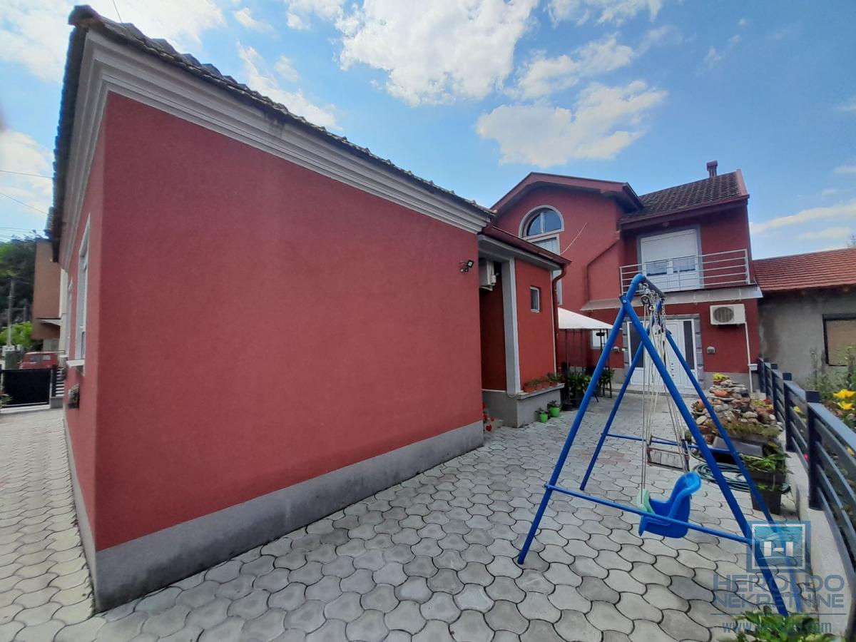 Prelepa kuca u mirnom delu grada 24